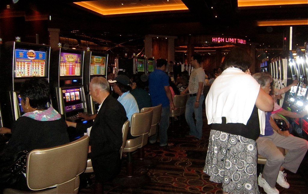 What is a live casino and why does it attract players?
