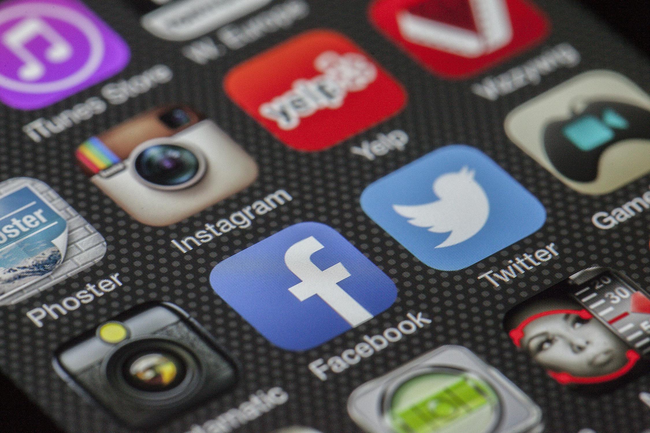 How a Parent Uses a Facebook Downloader to Keep School Event Videos Safe 